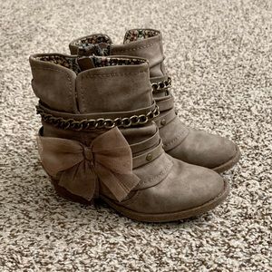 Girls boots